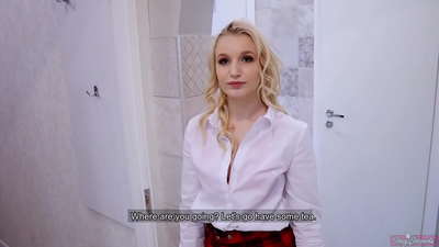 និស្សិតស្រីវ័យក្មេងបោកប្រាស់មិត្តប្រុសជាមួយមិត្តភ័ក្តិ | POV និង cum នៅខាងក្នុងរបស់នាង!